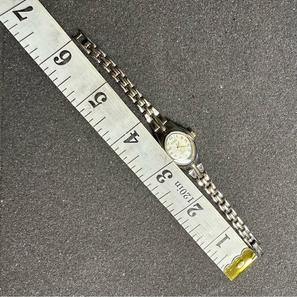 CG Ladies Quartz Watch Silver Tone Mother Of Pearl Dial Working With New Battery - Picture 7 of 8